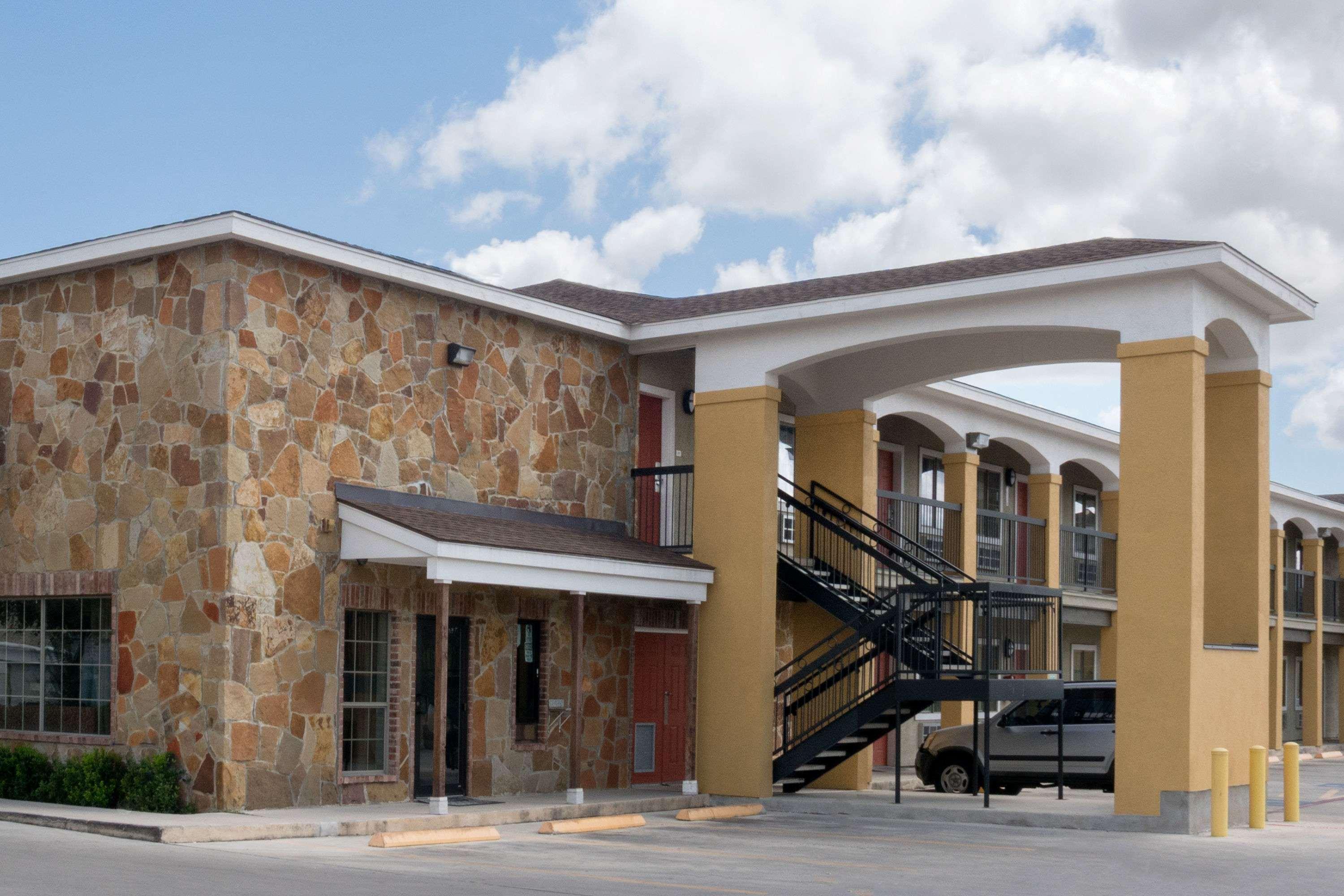 Super 8 By Wyndham San Antonio Near Fort Sam Houston Екстер'єр фото