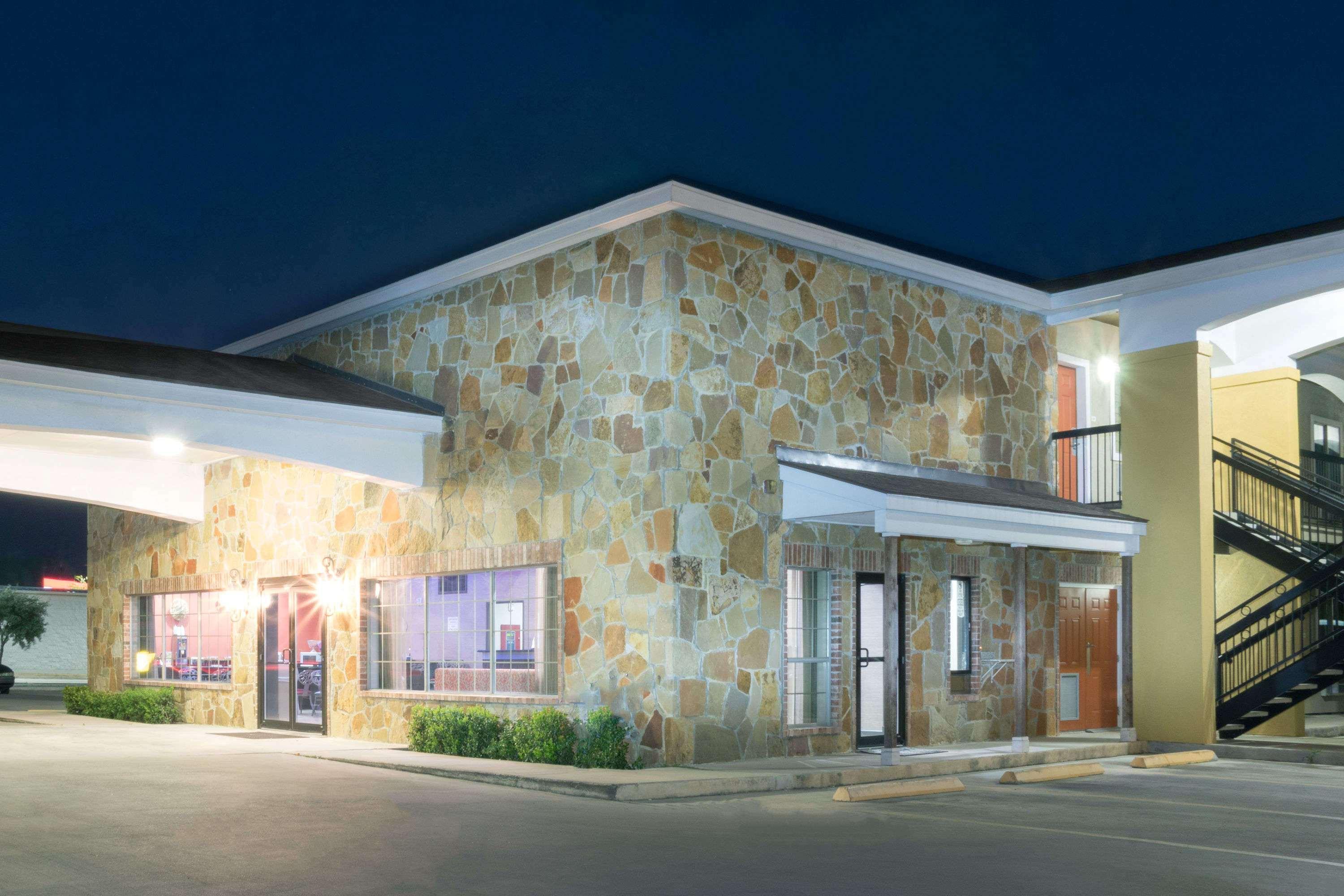 Super 8 By Wyndham San Antonio Near Fort Sam Houston Екстер'єр фото