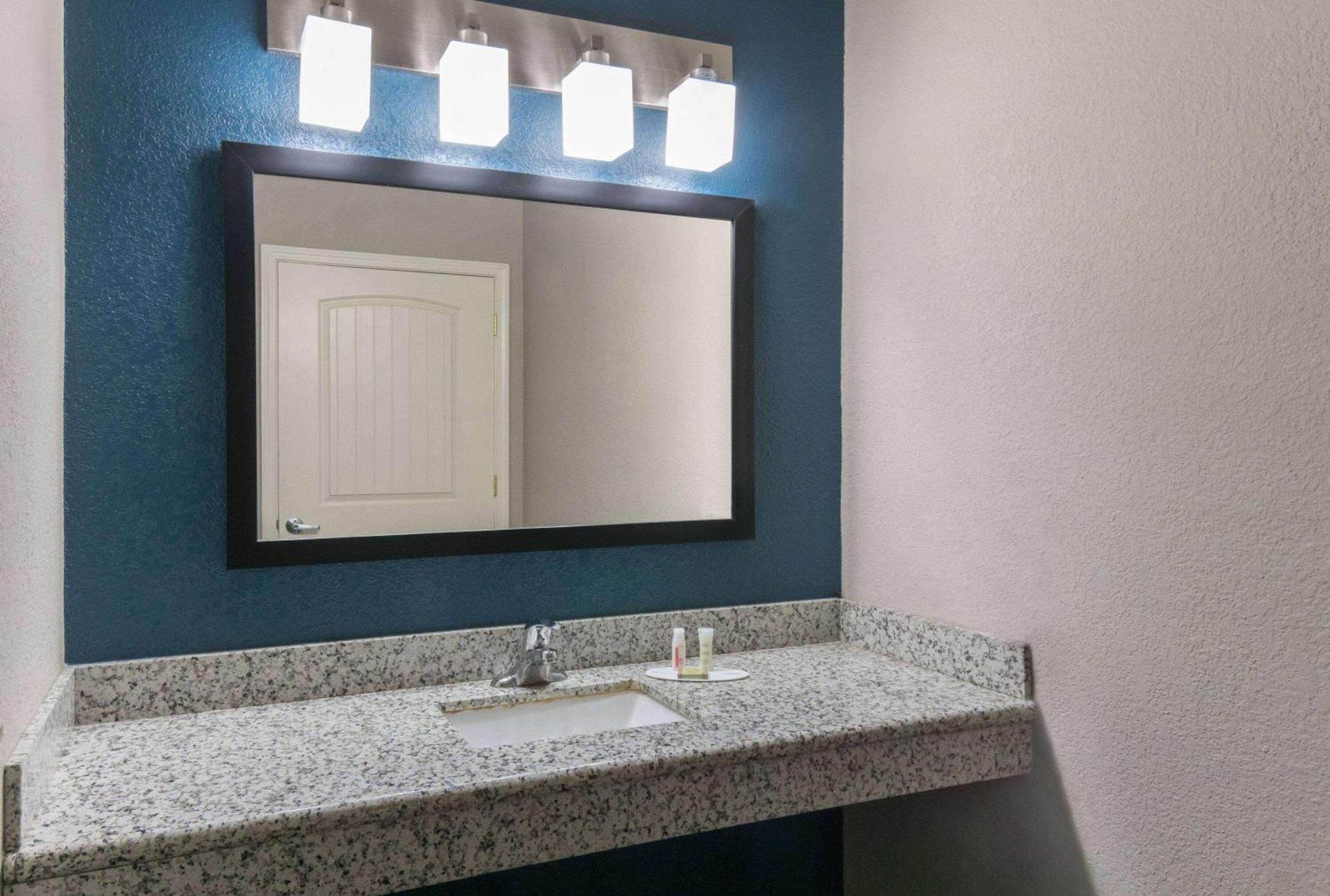 Super 8 By Wyndham San Antonio Near Fort Sam Houston Екстер'єр фото