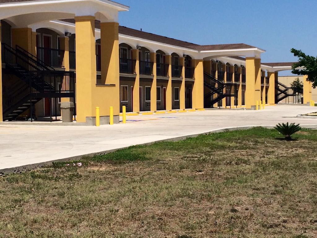 Super 8 By Wyndham San Antonio Near Fort Sam Houston Екстер'єр фото